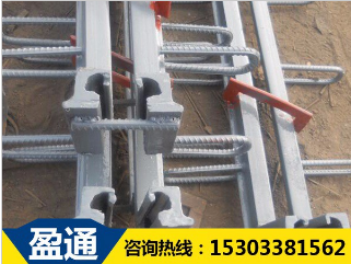 在橋梁伸縮縫裝置兩端設置翹頭有什么作用？